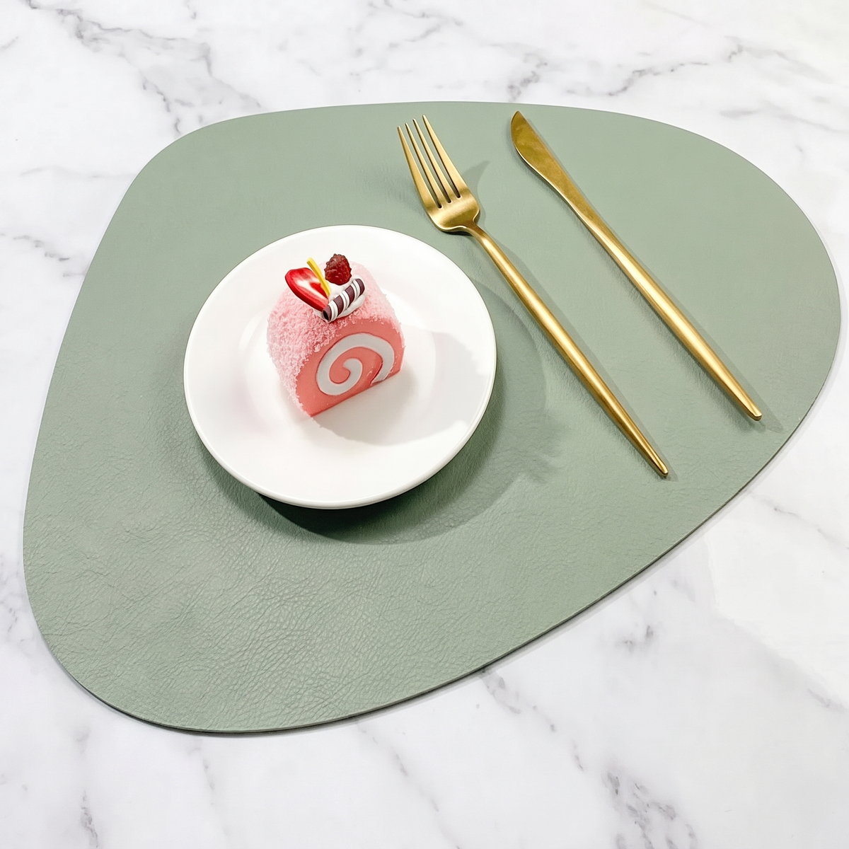 Teardrop two-tone faux leather placemat on marble with plate and gold cutlery – view 15